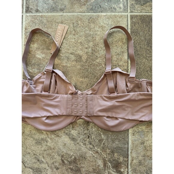Skims Smoothing Intimates Unlined Strapless Bra Sienna
Size 44C - Picture 9 of 12